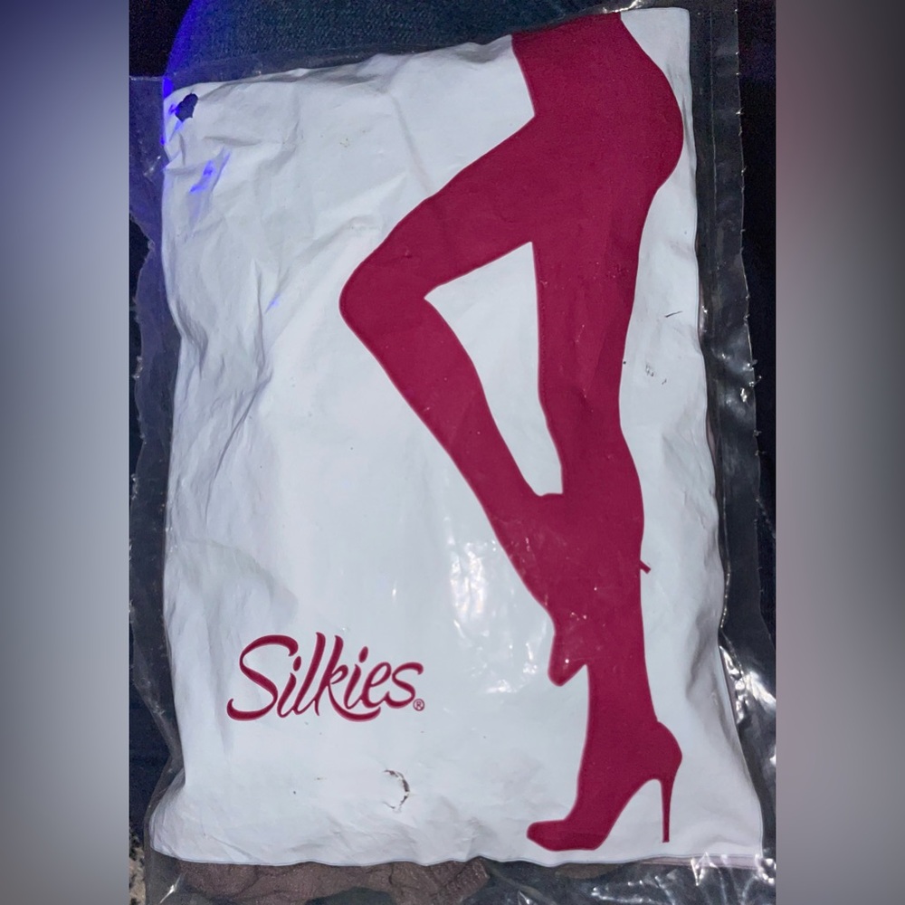 Silkies Taupe Knee-Hi's Regular size. NWT